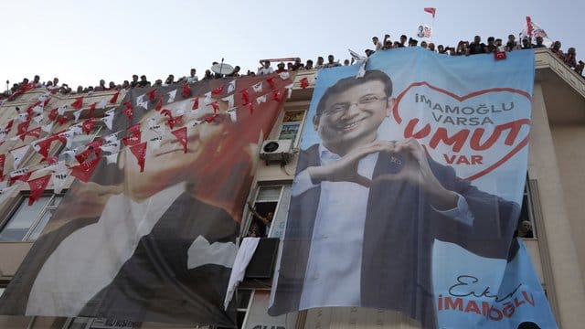 Unterstützer von Ekrem Imamoglu, Bürgermeisterkandidat für Istanbul von der wichtigsten oppositionellen Gruppierung, der Republikanischen Volkspartei der Türkei. Unterstützer von Ekrem Imamoglu, Bürgermeisterkandidat für Istanbul von der wichtigsten oppositionellen Gruppierung, der Republikanischen Volkspartei der Türkei.