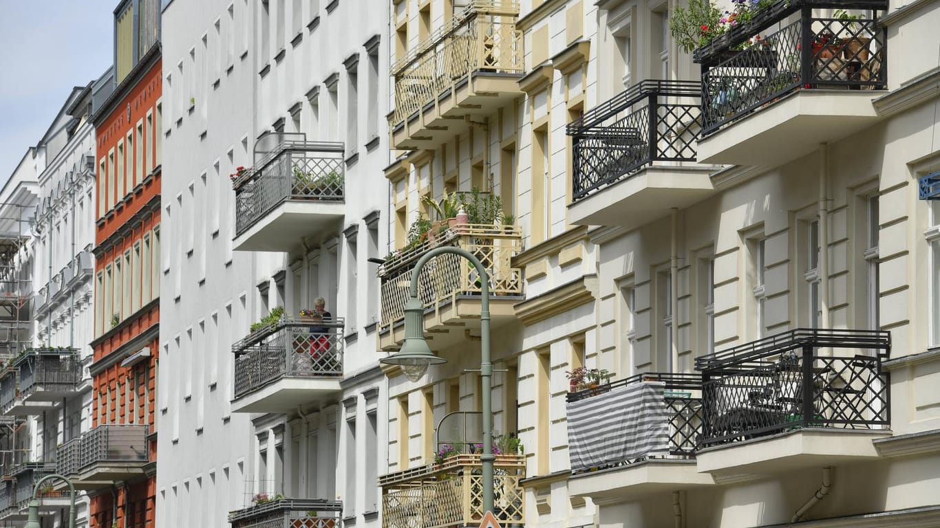Eine Hausfassade in Berlin: Wohnungsbesitzer müssen eine Genehmigung einholen, wenn sie am Balkon oder Fensterrahmen Sanierungen vornehmen wollen.