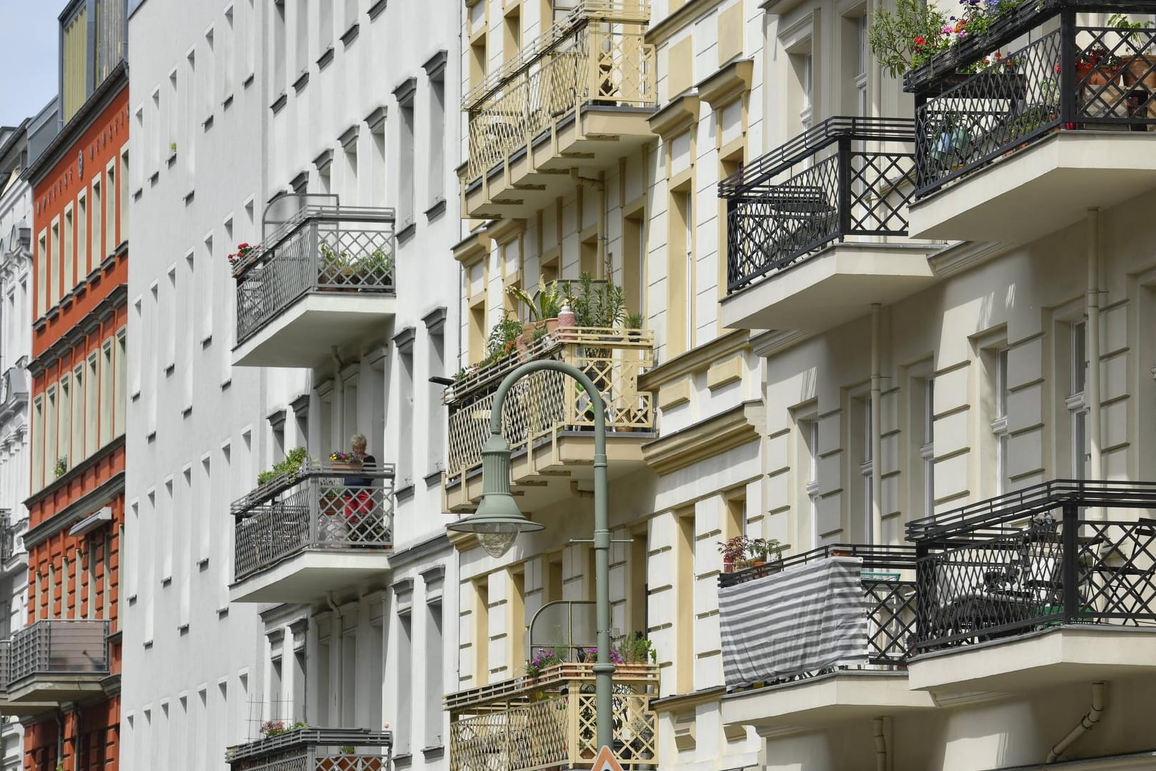 Eine Hausfassade in Berlin: Wohnungsbesitzer müssen eine Genehmigung einholen, wenn sie am Balkon oder Fensterrahmen Sanierungen vornehmen wollen.