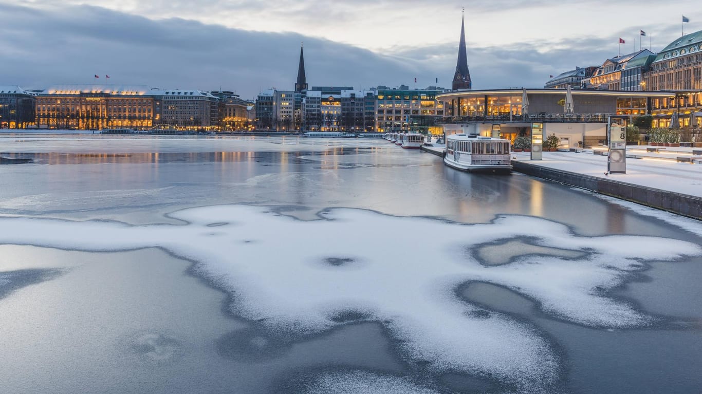 Der Jungfernstieg in Hamburg: Richtig zugefroren ist die Alster schon länger nicht mehr.