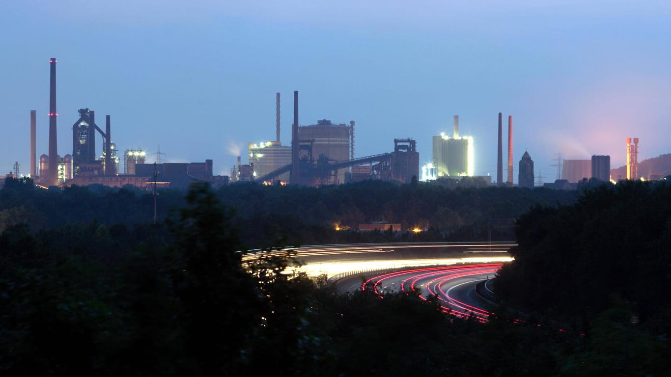 Ein Blick auf das ThyssenKrupp Hüttenwerk in Duisburg: Seit der Industrialisierung stieg die Temperatur im weltweiten Durchschnitt um 0,8 Grad.