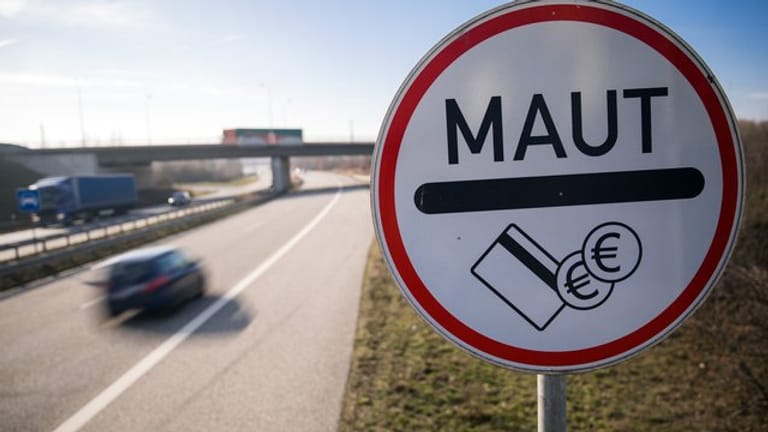 Maut-Schild an der Autobahn: Die Höhe der Gebühren und die Zahloptionen sind von Land zu Land unterschiedlich.