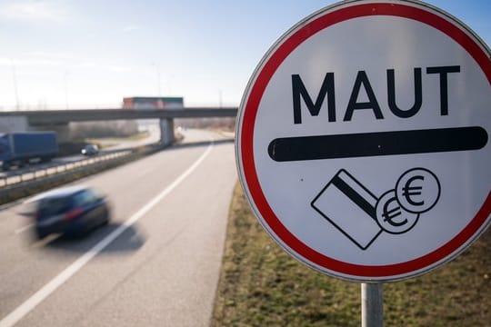 Maut-Schild an der Autobahn: Die Höhe der Gebühren und die Zahloptionen sind von Land zu Land unterschiedlich.