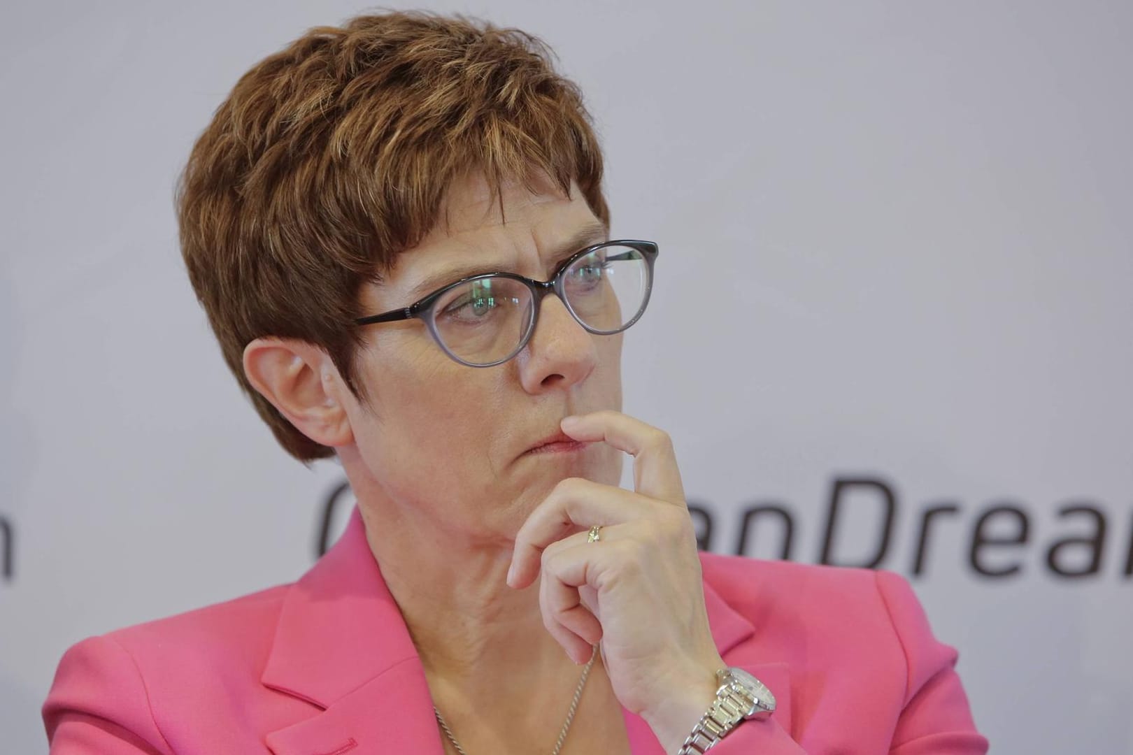 Die CDU-Parteivorsitzende Annegret Kramp-Karrenbauer: Sie hat mit einem Tweet zur Oberbürgermeisterwahl in Görlitz für Verärgerung gesorgt.