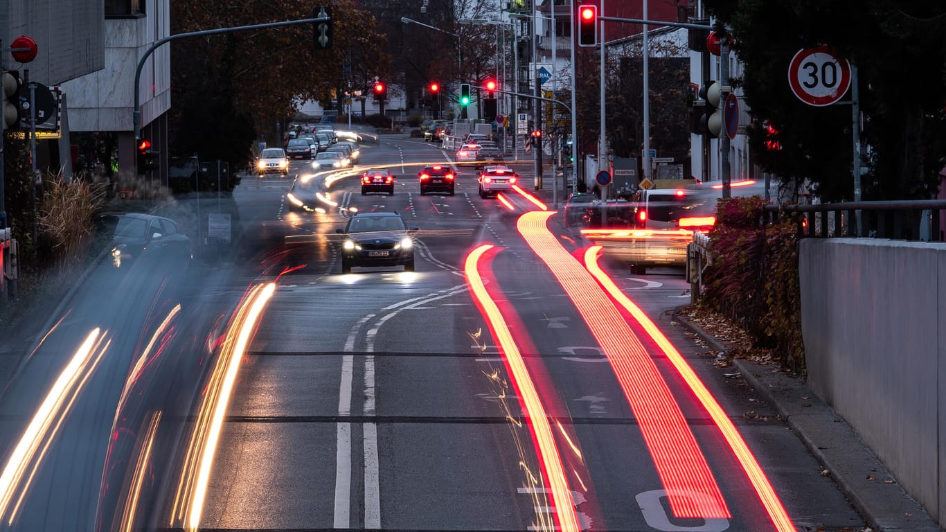Hauptverkehrsstraße mit Autos bei Nacht: Überhöhte NO2-Werte sind der Grund für Fahrverbote für ältere Diesel in Stuttgart, Hamburg und Darmstadt.