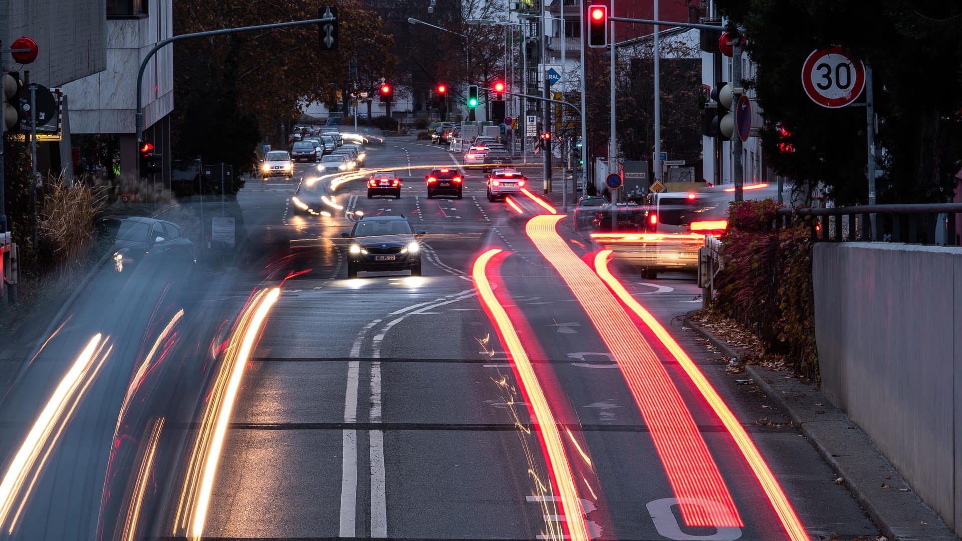 Hauptverkehrsstraße mit Autos bei Nacht: Überhöhte NO2-Werte sind der Grund für Fahrverbote für ältere Diesel in Stuttgart, Hamburg und Darmstadt.