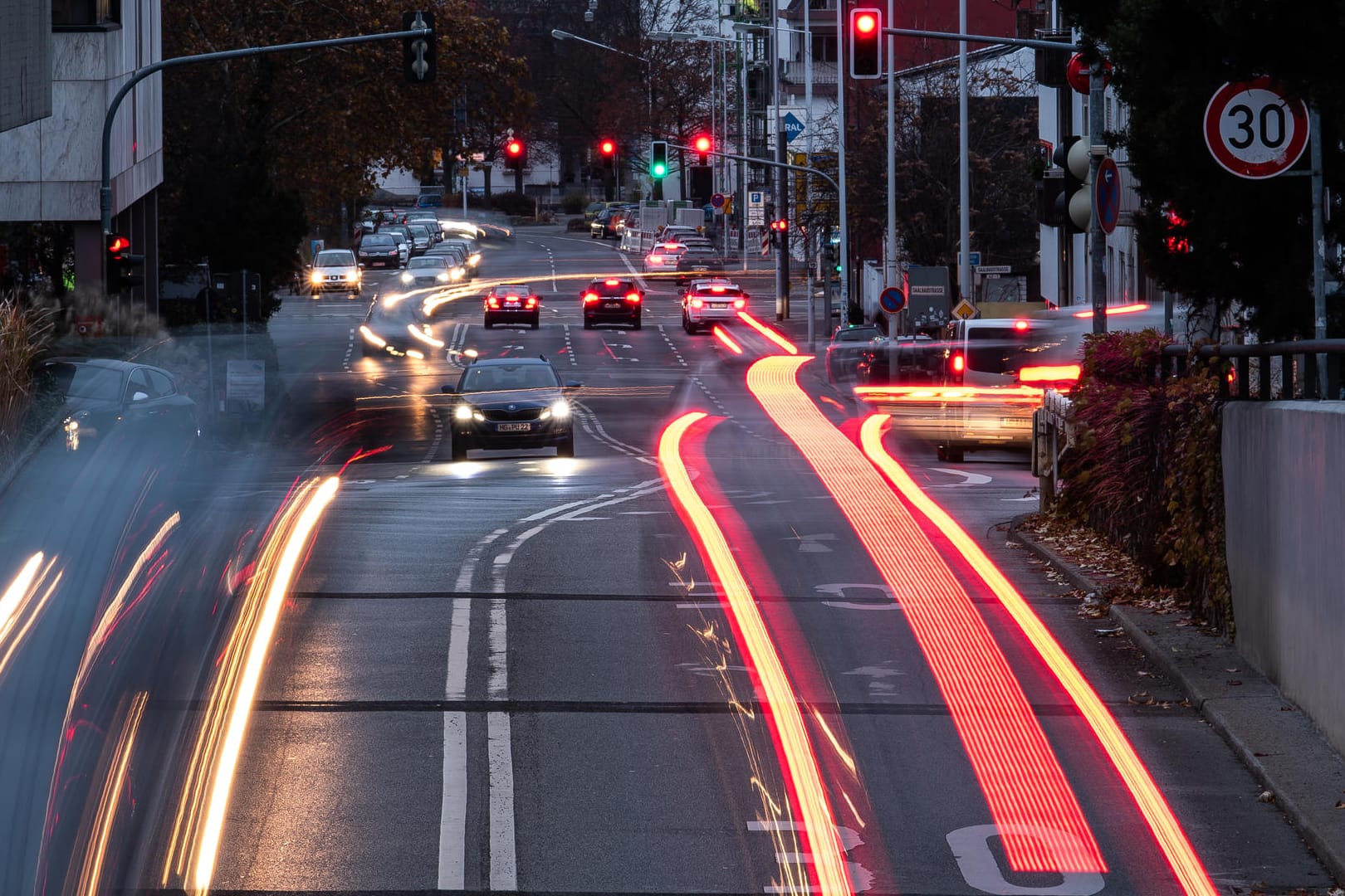 Hauptverkehrsstraße mit Autos bei Nacht: Überhöhte NO2-Werte sind der Grund für Fahrverbote für ältere Diesel in Stuttgart, Hamburg und Darmstadt.