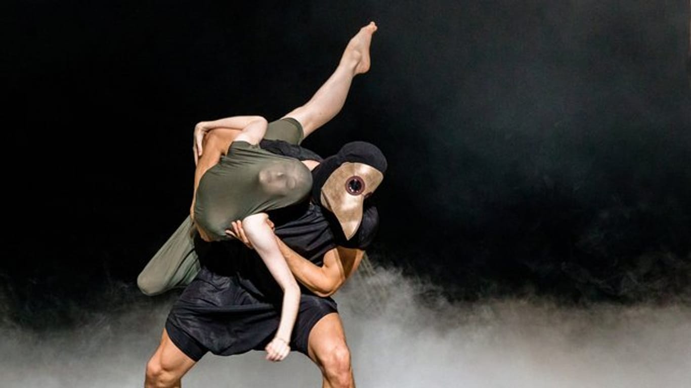 "Shakespeare-Sonette": die Tänzer Olivia Betteridge und Florian Pohl auf der Bühne in Hamburg.
