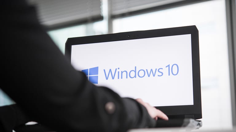 Ein Rechner mit der Aufschrift Windows 10 (Symbolbild): Manche Nutzer sind derzeit von einem Fehler nach einem Windows-Update betroffen.