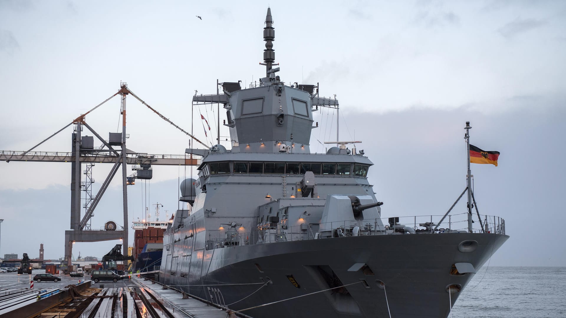 Niedersachsen, Cuxhaven: Die Fregatte vom Typ F125 "Baden-Württemberg" liegt an der Cuxportpier.