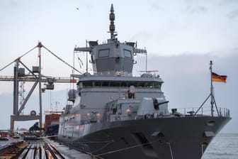 Niedersachsen, Cuxhaven: Die Fregatte vom Typ F125 "Baden-Württemberg" liegt an der Cuxportpier.