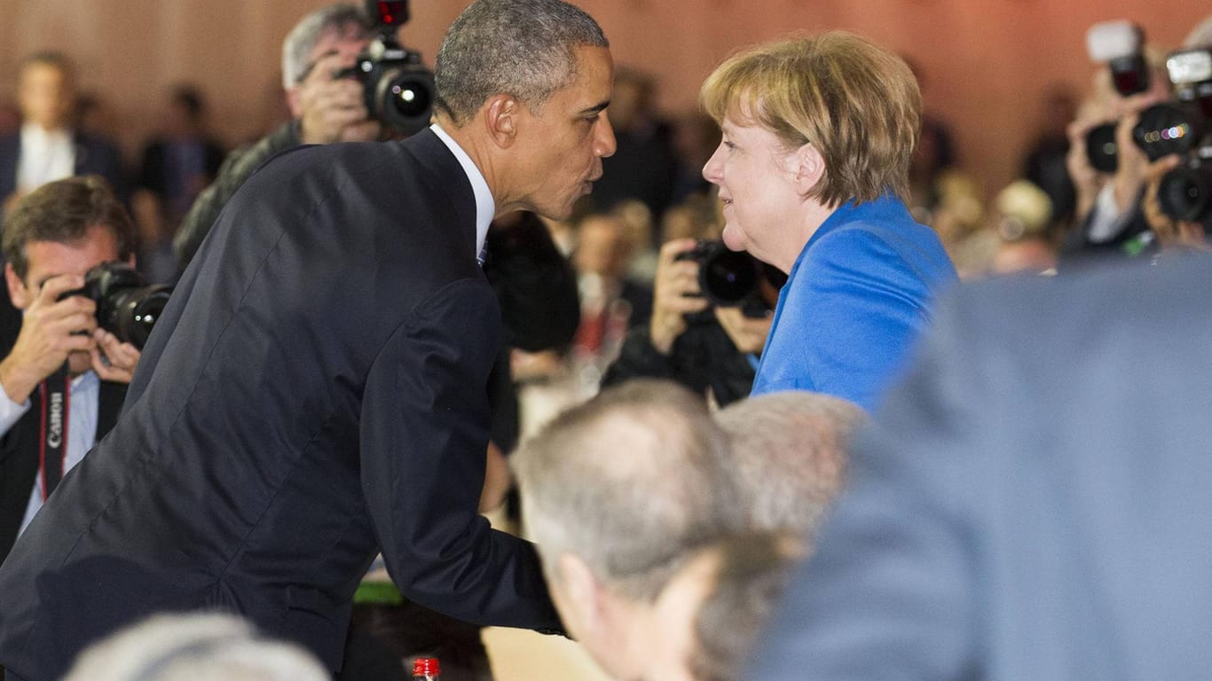 Beim Weltklimagipfel in Paris begrüßen sich Kanzlerin Merkel und der damalige US-Präsident Barack Obama: Die Ziele der Konferenz sind mittlerweile in weite Ferne gerückt.