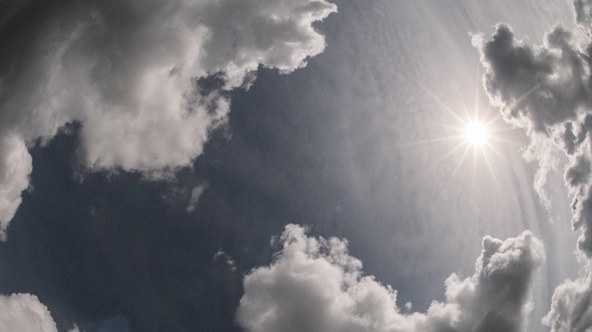 Die Sonne strahlt zwischen Wolken hervor: Gegen Ende der Woche wird das Wetter wechselhaft. (Symbolbild)