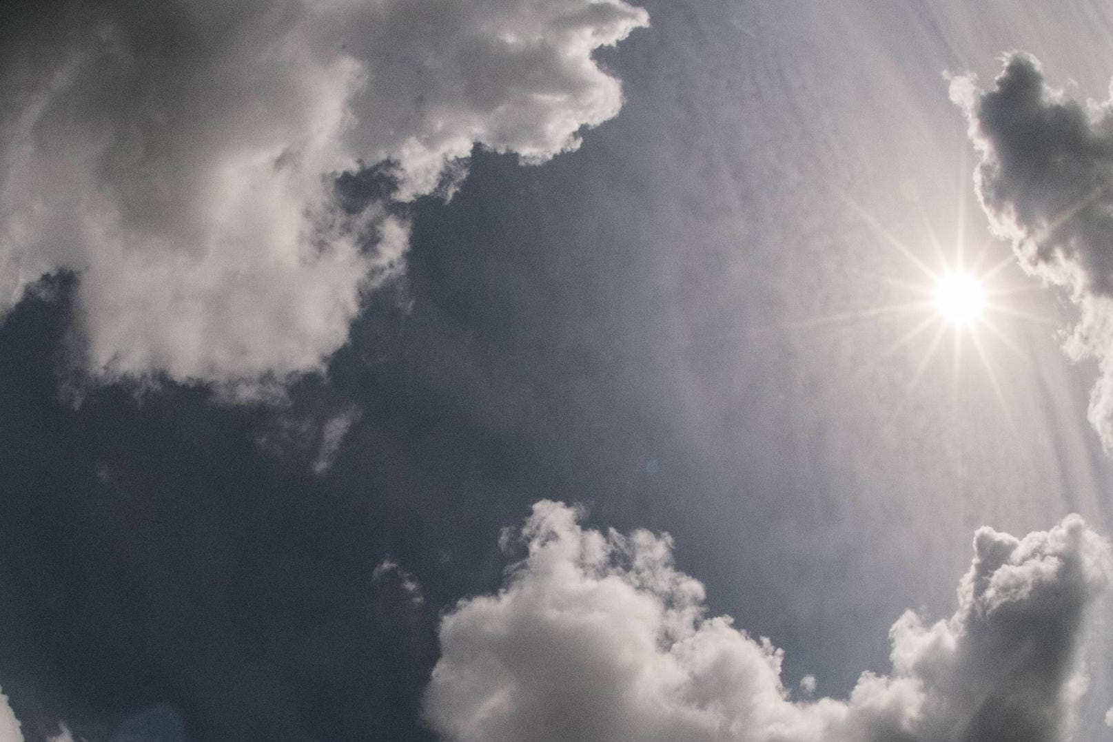 Die Sonne strahlt zwischen Wolken hervor: Gegen Ende der Woche wird das Wetter wechselhaft. (Symbolbild)