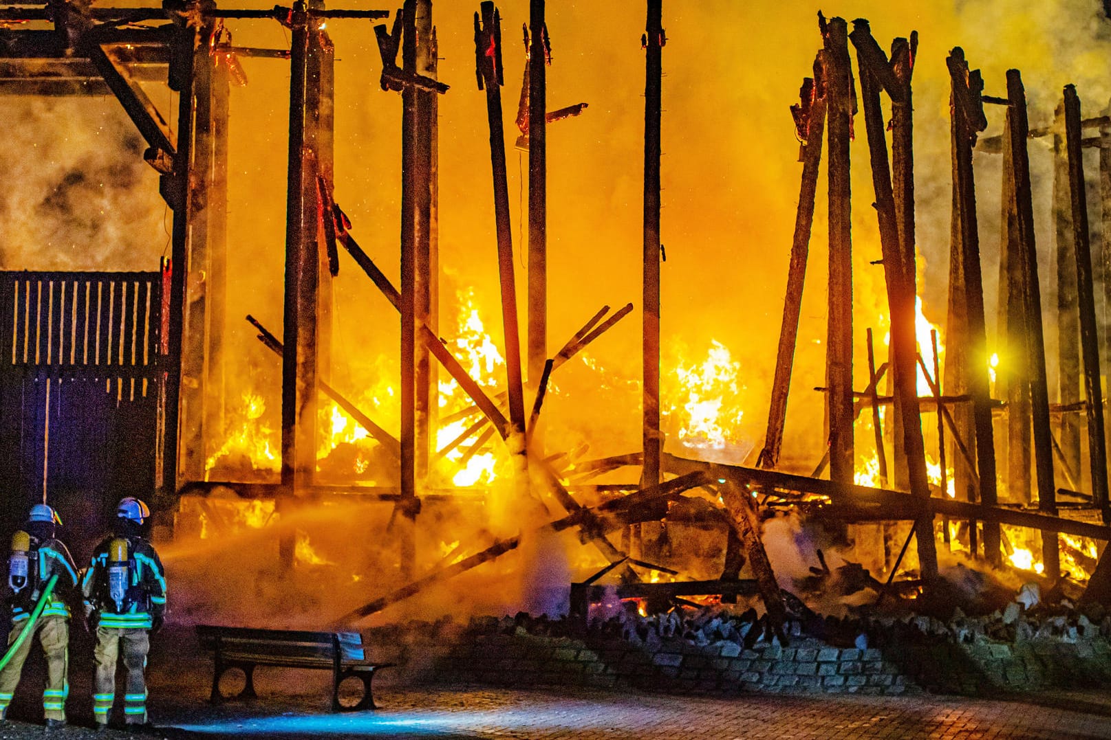 Feuerwehrleute halten einen Schlauch auf die meterhohen Flammen: Verletzt wurde bei dem Brand der Duisburger Therme niemand.