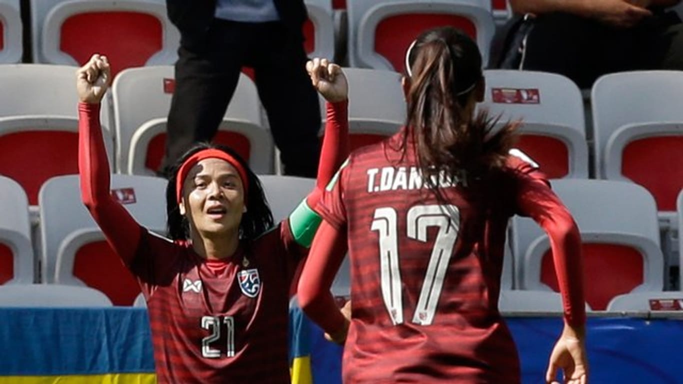 Die Thailänderin Kanjana Sung-Ngoen (l) feiert ihren Treffer gegen Schweden.