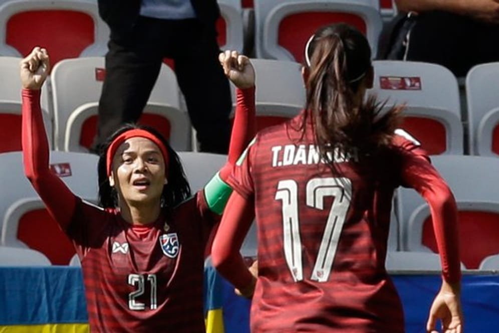 Die Thailänderin Kanjana Sung-Ngoen (l) feiert ihren Treffer gegen Schweden.