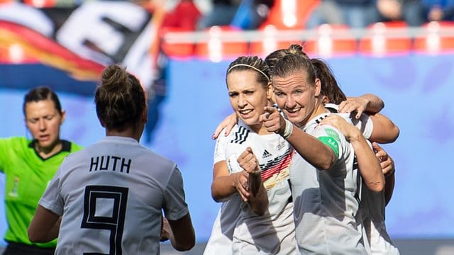 Verdienen deutlich weniger als die Männer: Die deutsche Frauen-Nationalmannschaft. Verdienen deutlich weniger als die Männer: Die deutsche Frauen-Nationalmannschaft.