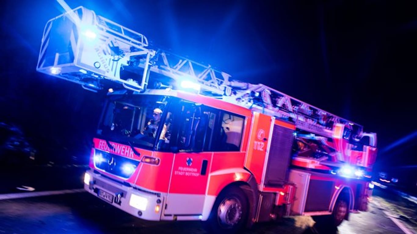 Ein Drehleiterwagen der Feuerwehr: Der Hausmeister und andere Nachbarn alarmierten die Rettungskräfte. (Symbolbild)