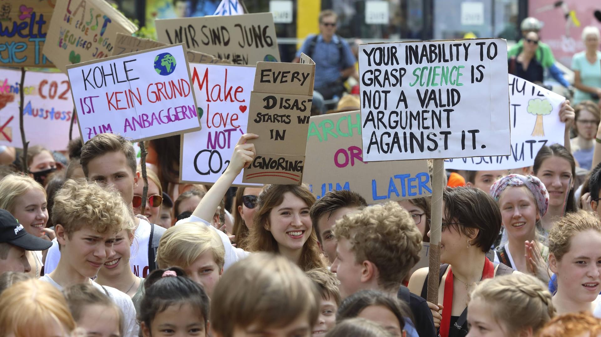 Eine "Fridays for Future"-Demo in Berlin: Seit sechs Monaten gehen Schüler in Europa auf die Straßen.