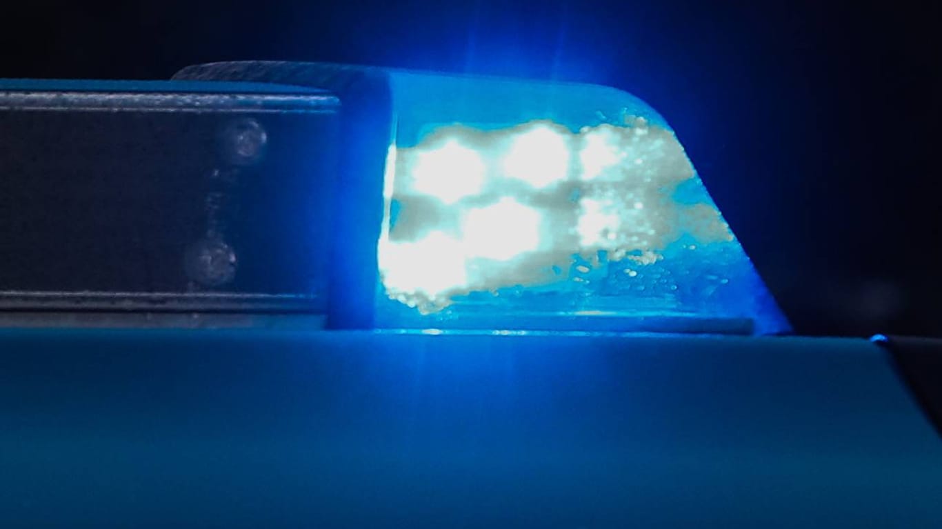 Blaulicht auf einem Polizeiwagen: Ein Hubschrauber brachte den Unfallfahrer mit schweren Verletzungen in eine Klinik. (Symbolbild)