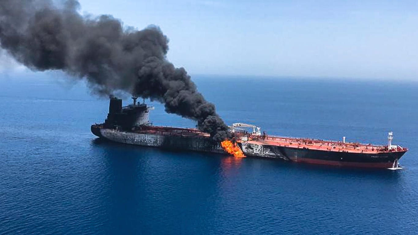 Ein brennender Öl-Tanker im Golf von Oman: Die EU stellt sich vorerst nicht hinter die US-Vorwürfe gegen den Iran – die Vorfälle müssten sorgfältig geprüft werden. Das Atomabkommen steht auf dem Spiel.
