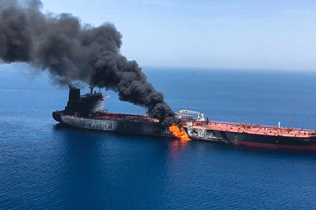 Ein brennender Öl-Tanker im Golf von Oman: Die EU stellt sich vorerst nicht hinter die US-Vorwürfe gegen den Iran – die Vorfälle müssten sorgfältig geprüft werden. Das Atomabkommen steht auf dem Spiel.