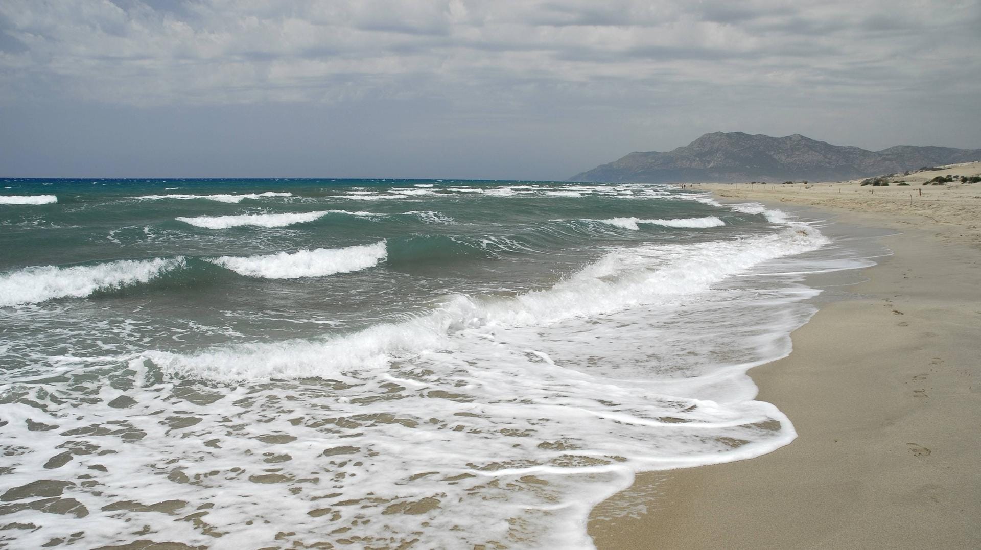 Strand an der türkischen Ägäis: Noch ist unklar, welche Nationalität die Menschen an Bord des gesunkenen Schiffes hatten. (Symbolbild)