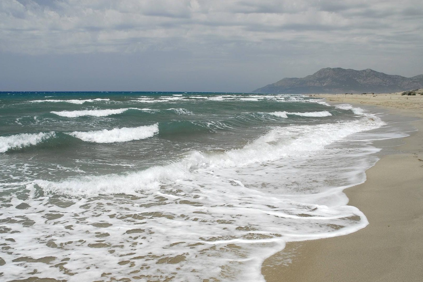 Strand an der türkischen Ägäis: Noch ist unklar, welche Nationalität die Menschen an Bord des gesunkenen Schiffes hatten. (Symbolbild)