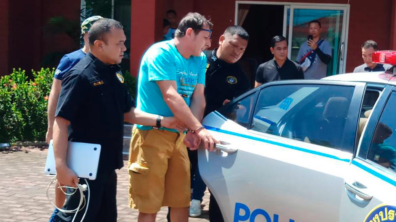 Wird in Chonburi von thailändischen Polizisten zu einem Polizeiauto geführt: Das von der Crime Suppression Division of Thailand zur Verfügung gestellte Foto zeigt Francesco Galdeli (Mi.) aus Italien, der sich jahrelang als George Clooney ausgegeben hat.