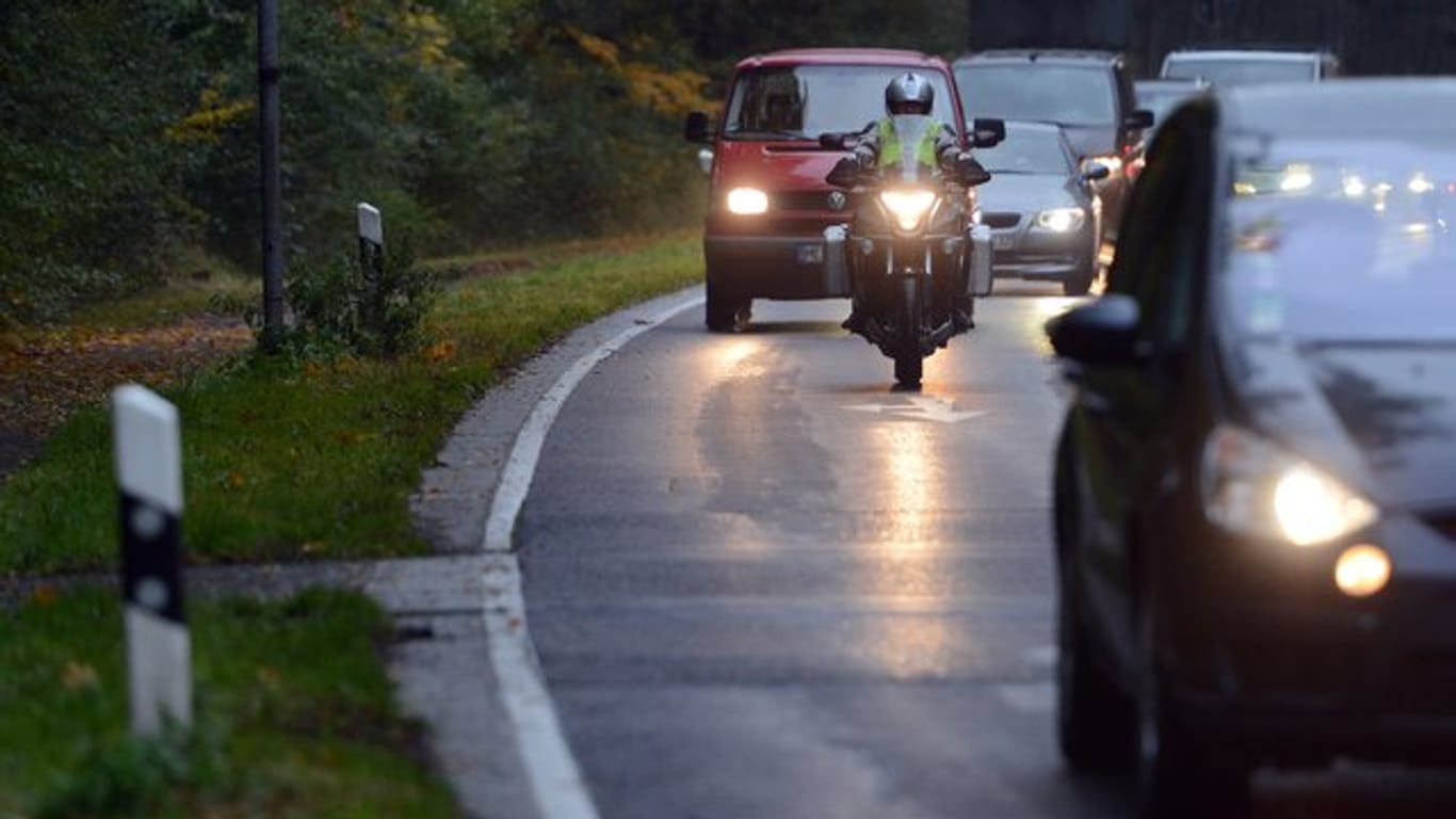 Lieber etwas mehr Abstand als zu wenig: Motorradfahrer sollten ihren Bremsweg nicht unterschätzen.