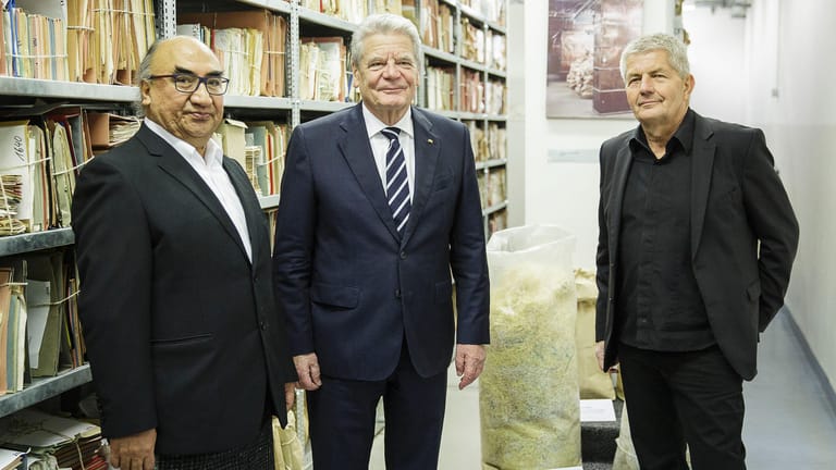 Gauck (m.) und Roland Jahn (r.) mit José Francisco Cali Tzay, Botschafter von Guatemala, im Stasi-Archiv: Gauck und Jahn waren beide Präsidenten der Stasiunterlagenbehörde.