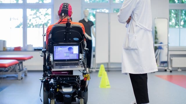 Sarshar Manoucheher, ein querschnittsgelähmter Patient, fährt mit seinen Rollstuhl durch einen Parcours, gesteuert mittels einer Hirn-Computer-Schnittstelle durch Gedankenkraft. Sarshar Manoucheher, ein querschnittsgelähmter Patient, fährt mit seinen Rollstuhl durch einen Parcours, gesteuert mittels einer Hirn-Computer-Schnittstelle durch Gedankenkraft.
