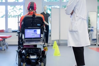 Sarshar Manoucheher, ein querschnittsgelähmter Patient, fährt mit seinen Rollstuhl durch einen Parcours, gesteuert mittels einer Hirn-Computer-Schnittstelle durch Gedankenkraft.