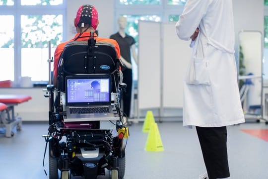Sarshar Manoucheher, ein querschnittsgelähmter Patient, fährt mit seinen Rollstuhl durch einen Parcours, gesteuert mittels einer Hirn-Computer-Schnittstelle durch Gedankenkraft.