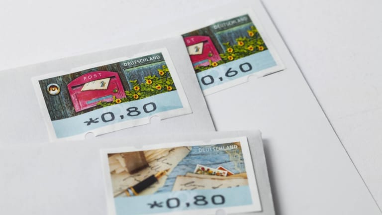 80 Cent und 60 Cent Briefmarke: Die Post gefährde mit ihrer Portoerhöhung die Wettbewerbsfähigkeit der kleinen und mittelgroßen Buchhandlungen, kritisiert der Hauptgeschäftsführer des Börsenvereins. (Symbolfoto)