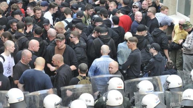 Eingekesselt: Neonazis nach dem Angriff auf eine Maikundgebung des DGB in Dortmund im Jahr 2009. Stephan E., der mutmaßliche Mörder von Walter Lübcke, wurde für die Beteiligung verurteilt.