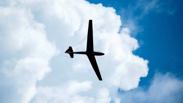 Ein Segelflieger am Himmel: In Folge des Vorfalls war die Strecke über anderthalb Stunden gesperrt. (Symbolbild) Ein Segelflieger am Himmel: In Folge des Vorfalls war die Strecke über anderthalb Stunden gesperrt. (Symbolbild)