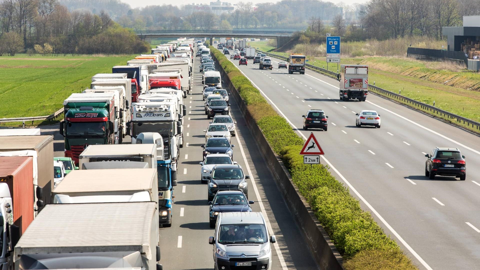 Stau auf der Autobahn A2 Richtung Dortmund: Viele nutzen den kommenden Feiertag für einen Kurzurlaub.