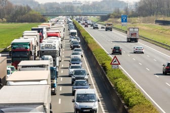 Stau auf der Autobahn A2 Richtung Dortmund: Viele nutzen den kommenden Feiertag für einen Kurzurlaub.