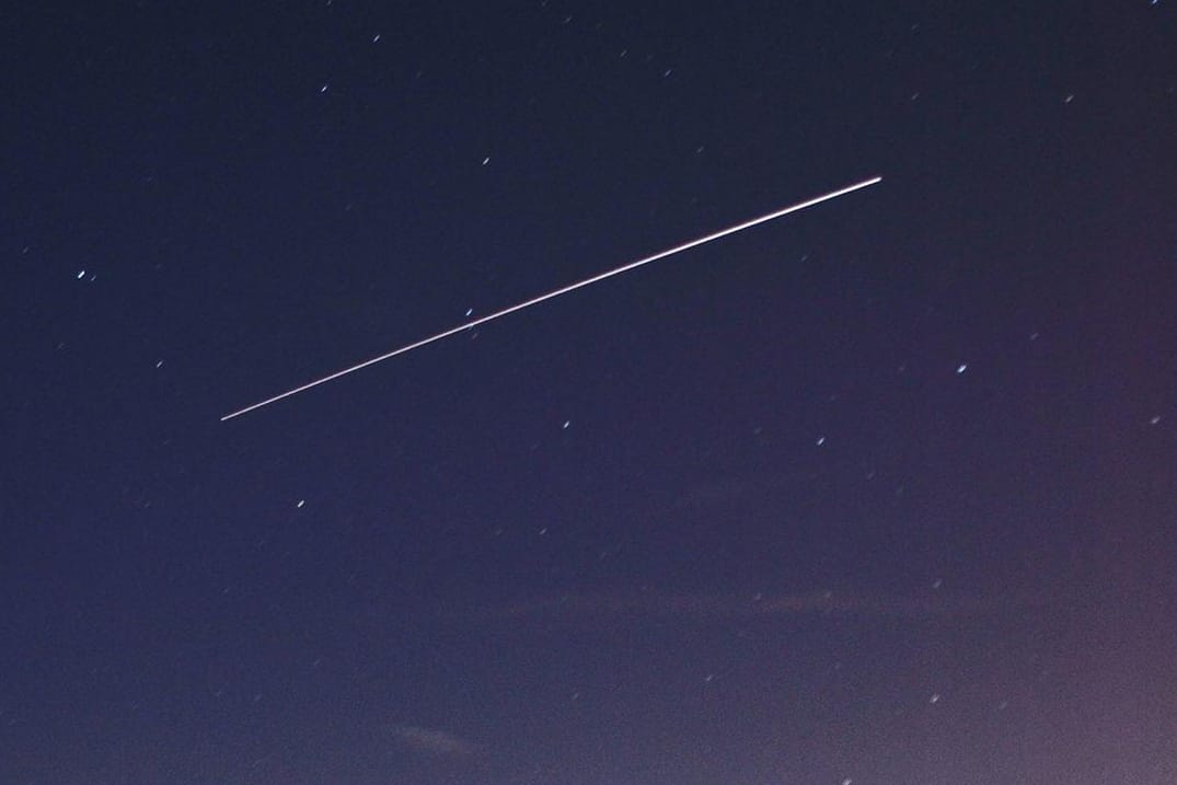 Die International Space Station (ISS) am Abendhimmel: Die Weltraumstation mit ihren riesigen Solarmodulen ist auf ihrem Flug um die Erde zu sehen.