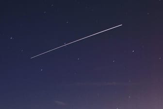 Die International Space Station (ISS) am Abendhimmel: Die Weltraumstation mit ihren riesigen Solarmodulen ist auf ihrem Flug um die Erde zu sehen.