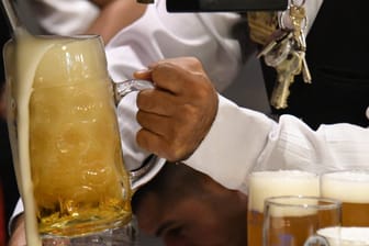 Ein frisch gezapftes Bier: Ein Wasser-Technologie-Unternehmen aus Nordrhein-Westfalen will es nun aus Abwasser herstellen lassen.