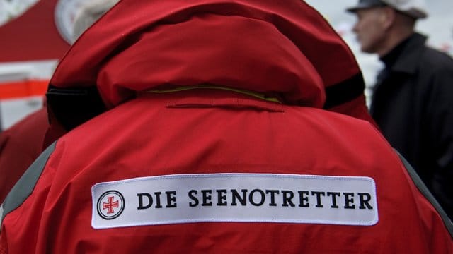 Ein Mitglied von "Die Seenotretter" (Symbolbild): Ein Marinesoldat musste von einer Fregatte gerettet werden. Ein Mitglied von "Die Seenotretter" (Symbolbild): Ein Marinesoldat musste von einer Fregatte gerettet werden.