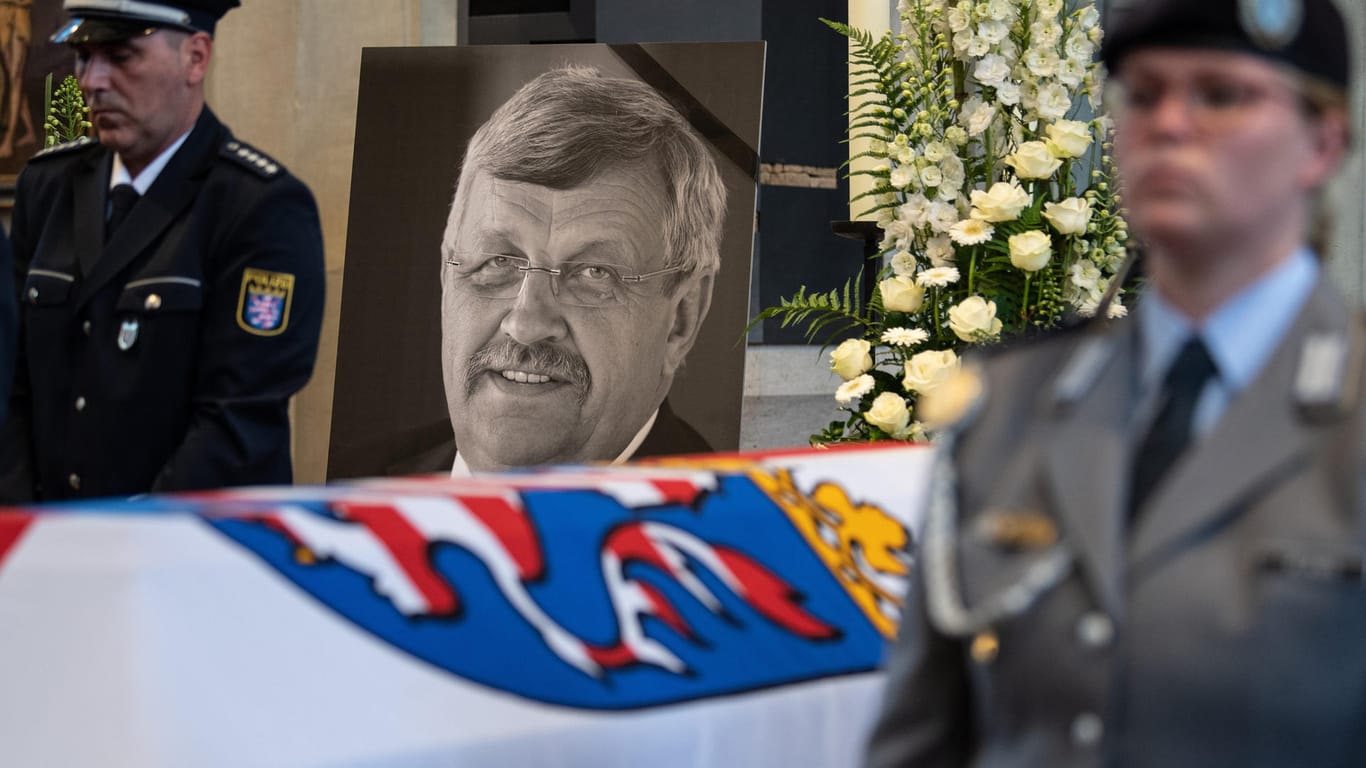 Die Trauerfeier von Walter Lübcke (CDU): Die Bundesanwaltschaft geht von einer rechtsextremen Tat aus.