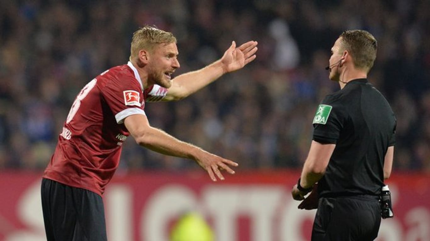 Club-Kapitän Hanno Behrens diskutiert mit Schiedsrichter Robert Kampka wegen des nicht gegebenen Tores beim Spiel gegen Schalke.