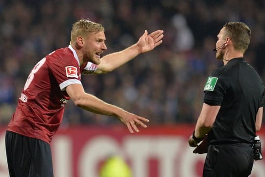Club-Kapitän Hanno Behrens diskutiert mit Schiedsrichter Robert Kampka wegen des nicht gegebenen Tores beim Spiel gegen Schalke.