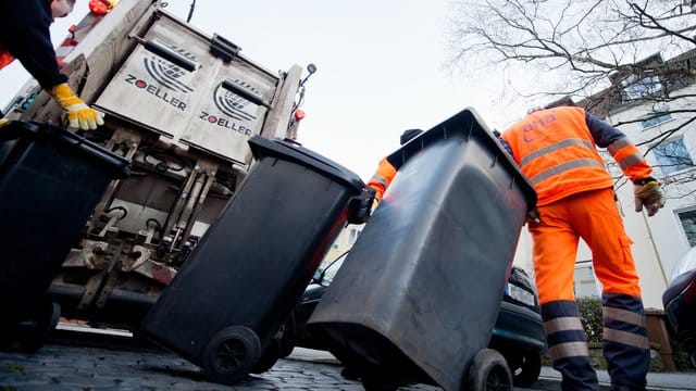 Müllabfuhr (Symbolbild): In Nürnberg bleiben Rest- und Biotonnen wegen Ostern etwas länger stehen.