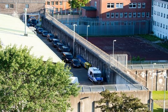 Ein Großeinsatz der Polizei ist auf dem Gelände der JVA Lübeck angelaufen.