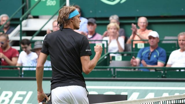 Alexander Zverev bejubelt seinen Einzug in die zweite Runde in Halle.